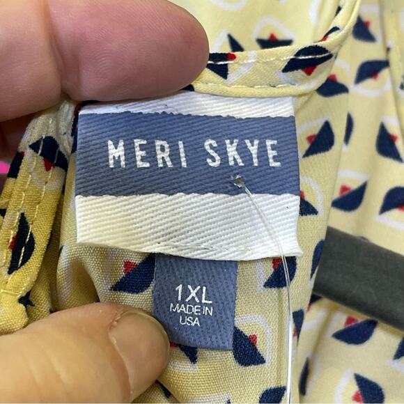 NWT, Meri Skye, Sleeveless Blouse with Straps to tie at waist. Size 1XL. - Picture 4 of 7